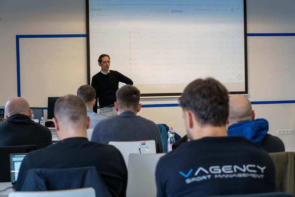 A full room during a data analysis lecture